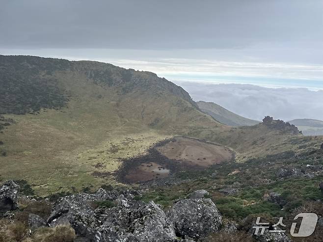 지난 18일 오후 3시 17분께 트랜스제주 100k 대회의 주무대인 한라산 최정상 백록담 풍경. 멀리 구름 사이로 바다도 보인다. 2025.10.18/뉴스1 ⓒ News1 이상휼 기자