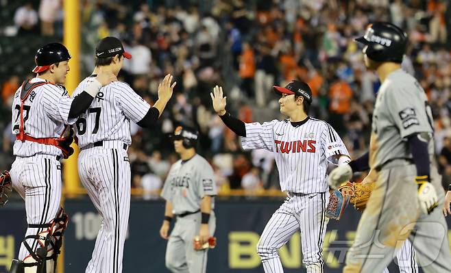 29일 오후 서울 송파구 잠실야구장에서 열린 프로야구 '2025 신한 SOL뱅크 KBO 리그' 한화 이글스와 LG 트윈스의 경기에서 3대1 승리를 거둔 LG 선수들이 기쁨을 나누고 있다. 2025.5.29/뉴스1 ⓒ News1 김진환 기자