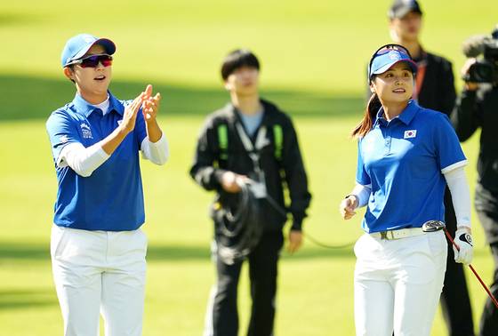 한국이 홈에서 열린 인터내셔널 크라운에서 예선 탈락했다. 사진은 김효주(왼쪽)와 최혜진. (LPGA 제공)