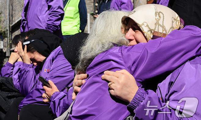 이태원 참사 3주기를 앞둔 25일 서울 용산구 이태원역 1번 출구 앞 ‘10.29 기억과 안전의 길'을 찾은 외국인 희생자 유가족들이 슬픔에 잠겨 있다. 2025.10.25/뉴스1 ⓒ News1 이호윤 기자