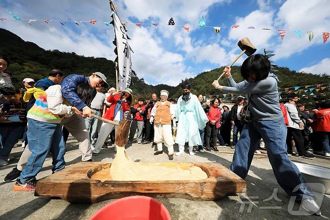 25일 강원 인제군 인제읍 하추리 산촌마을에서 ‘2025 하추리 도리깨 축제’가 열리고 있다.(인제군 제공, 재판매 및 DB금지) 2025.10.25/뉴스1