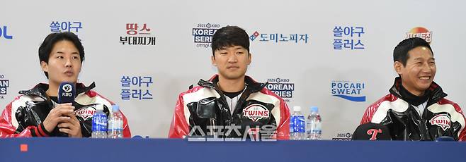 LG 임찬규가 25일 서울 잠실구장에서 열린 2025 KBO 포스트시즌 한국시리즈 미디어데이에서 답변을 하고 있다. 잠실 | 최승섭기자 thunder@sportsseoul.com