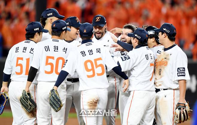 한화 선수들이 24일 대전 한화생명볼파크에서 열린 2025 KBO 포스트시즌 플레이오프 5차전 삼성과 경기 후 하이파이브를 하며 승리를 자축하고 있다. 대전 | 최승섭기자 thunder@sportsseoul.com
