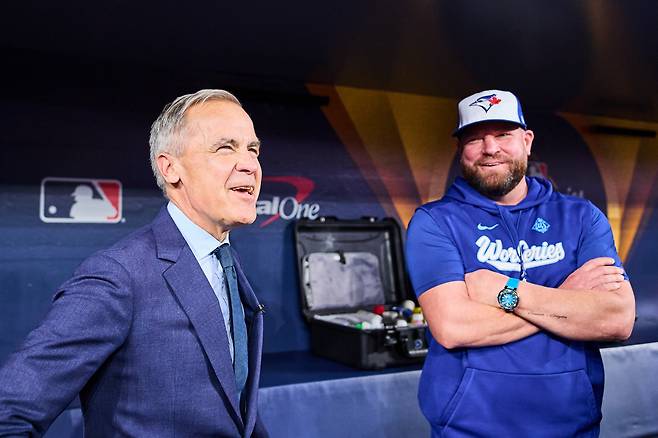 존 슈나이더 감독이 로저스센터를 찾은 마크 카니 캐나다 총리와 더그아웃에서 이야기를 나누고 있다. AP연합뉴스