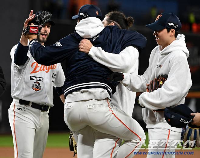 24일 대전 한화생명볼파크에서 열린 PO 5차전 삼성과 한화의 경기, 한화가 11대2로 승리하며 한국시리즈에 진출했다. 경기를 끝낸 후 환호하는 와이스 문동주 폰세의 모습. 대전=허상욱 기자wook@sportschosun.com/2025.10.24/