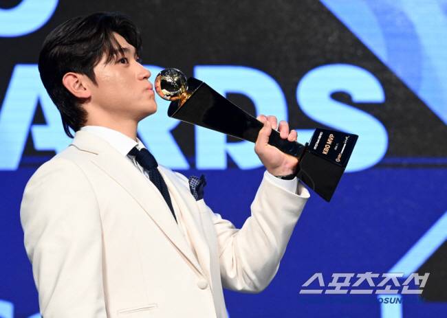 26일 롯데호텔월드에서 열린 2024 KBO 시상식, MVP를 수상한 KIA 김도영이 트로피 키스를 하고 있다. 잠실=허상욱 기자 wook@sportschosun.com/2024.11.26/