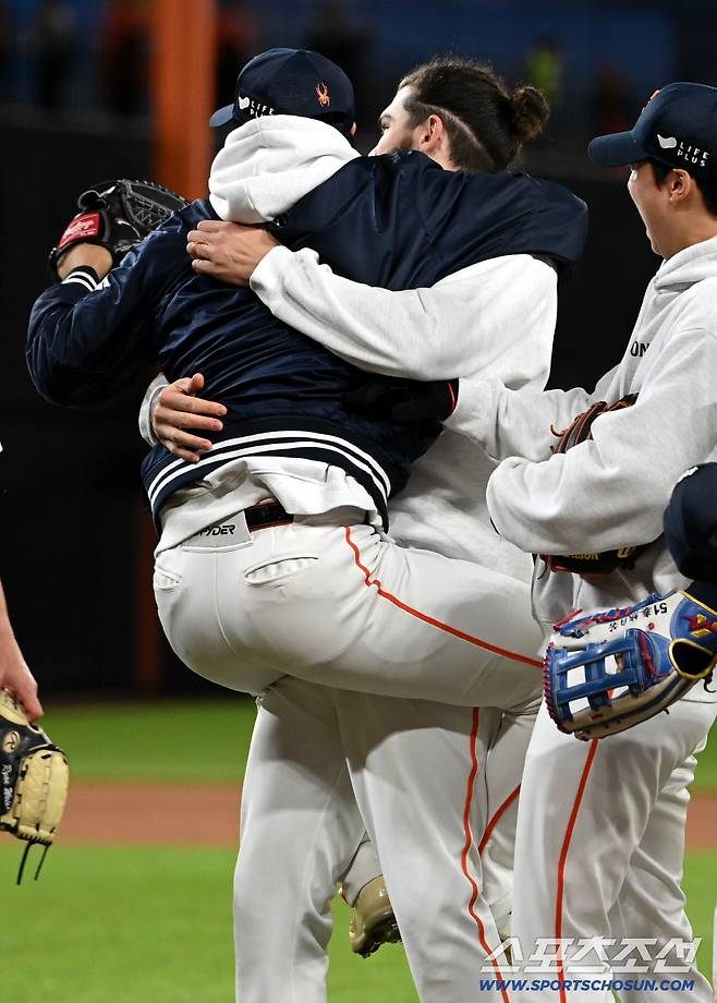 폰세의 품에 안긴 문동주, 한국시리즈 진출의 기쁨을 만끽하는 모습. 대전=허상욱 기자