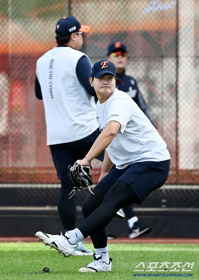 24일 대전 한화생명볼파크에서 열린 PO 5차전 삼성과 한화의 경기, 한화 김서현이 캐치볼을 하고 있다. 대전=허상욱 기자wook@sportschosun.com/2025.10.24/