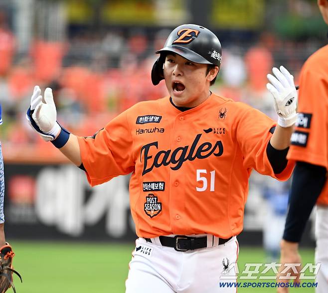 18일 대전한화생명볼파크에서 열린 삼성과 한화의 PO 1차전. 4회말 무사 1루 문현빈이 안타를 치고 환호하고 있다. 대전=허상욱 기자wook@sportschosun.com/2025.10.18/