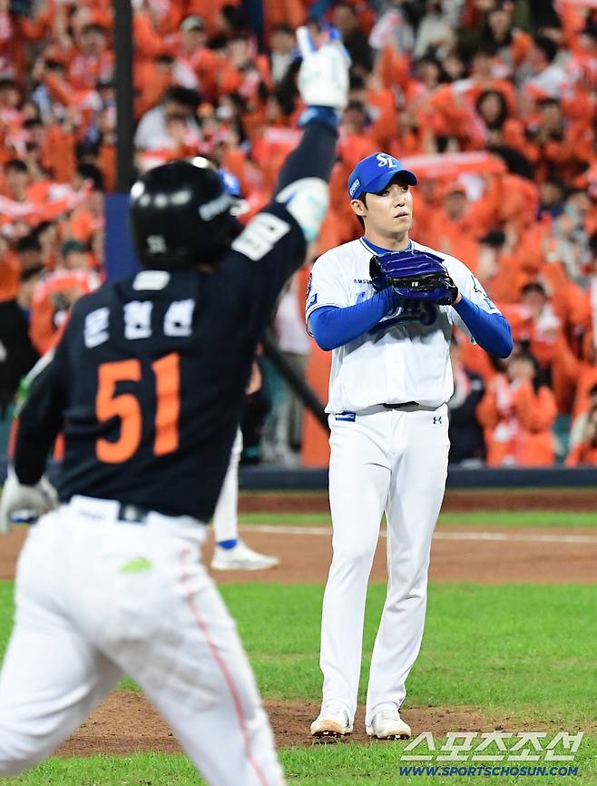 22일 대구 삼성라이온즈파크에서 열린 삼성과 한화의 PO 4차전. 5회 2사 2, 3루 삼성 원태인 상대 3점 홈런을 날린 한화 문현빈. 대구=송정헌 기자songs@sportschosun.com/2025.10.22/