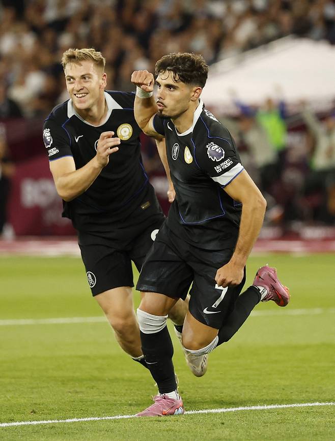 Soccer Football - Premier League - West Ham United v Chelsea - London Stadium, London, Britain - August 22, 2025  Chelsea's Pedro Neto celebrates scoring their second goal with Liam Delap Action Images via Reuters/Peter Cziborra EDITORIAL USE ONLY. NO USE WITH UNAUTHORIZED AUDIO, VIDEO, DATA, FIXTURE LISTS, CLUB/LEAGUE LOGOS OR 'LIVE' SERVICES. ONLINE IN-MATCH USE LIMITED TO 120 IMAGES, NO VIDEO EMULATION. NO USE IN BETTING, GAMES OR SINGLE CLUB/LEAGUE/PLAYER PUBLICATIONS. PLEASE CONTACT YOUR ACCOUNT REPRESENTATIVE FOR FURTHER DETAILS..<저작권자(c) 연합뉴스, 무단 전재-재배포, AI 학습 및 활용 금지>