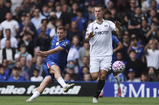 Chelsea's Liam Delap, left, kicks the ball during the English Premier League soccer match between Chelsea and Fulham at Stamford Bridge stadium in London, Saturday, Aug 30, 2025. (AP Photo/Ian Walton)<저작권자(c) 연합뉴스, 무단 전재-재배포, AI 학습 및 활용 금지>