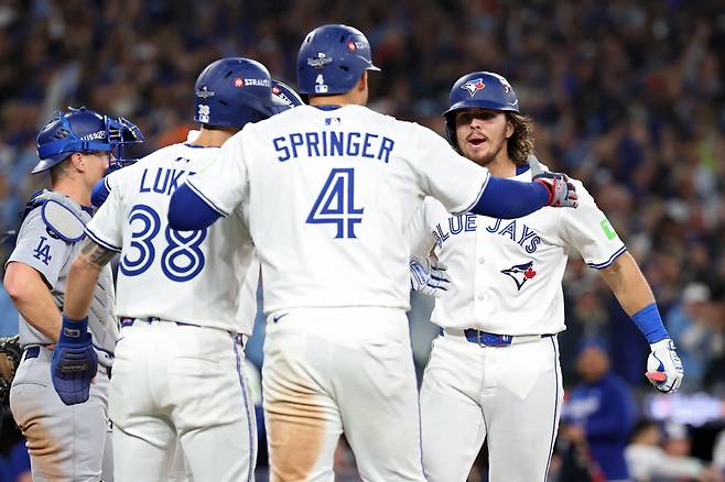 조지 스프링어가 6회말 우중월 만루홈런을 치고 들어오는 애디슨 바저를 격하게 반기고 있다. AFP연합뉴스