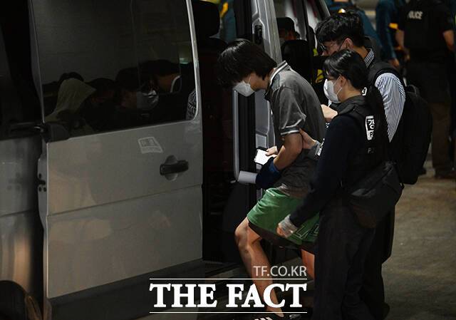 스캠에 가담해 캄보디아에 구금됐던 한국인들이 지난 18일 인천국제공항을 통해 송환되고 있다. /인천국제공항=장윤석 기자