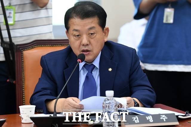 김병주 민주당 최고위원이 재외국민 안전대책단장으로 캄보디아를 방문해 한국 청년 3명을 구출했다고 지난 18일 밝혔다. 이후 정치권 일각에서 '정치쇼'라는 지적이 나왔다. /남용희 기자