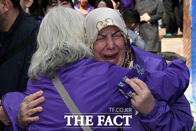 10.29 이태원 참사 외국인 희생자 유가족들이 25일 오후 서울 용산구 이태원역 앞 '10.29 기억과 안전의 길'을 찾아 참사 현장을 살펴보며 눈물을 흘리고 있다. /남용희 기자