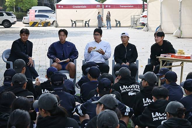 2025 유진투자증권 서울오픈 개막 하루 전 열린 '피자 토크 파티'(임규태 TD, 신산희, 정현, 이덕희, 왼쪽부터). 서울오픈조직위