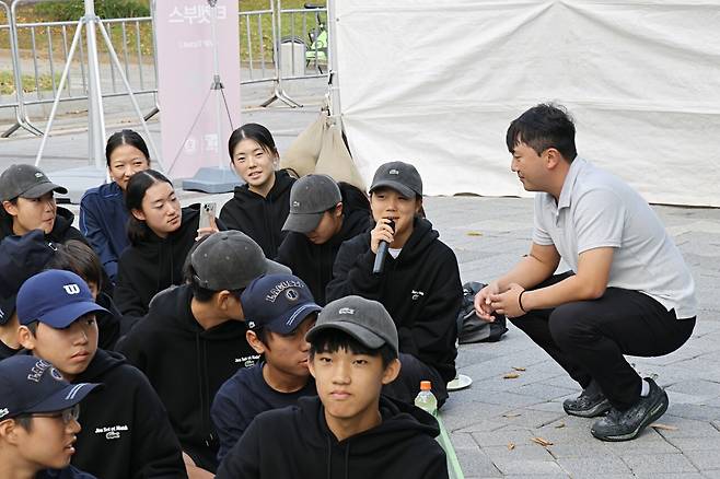 질문을 하고 있는 중앙여중의 김시아.