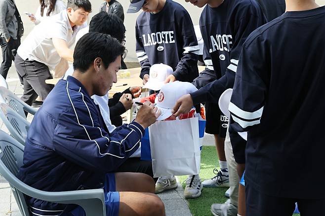 볼퍼슨에게 사인을 해주고 있는 신산희.