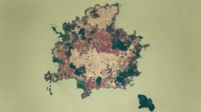 데크 섬(가운데)과 다가 섬(우측 아래)은 에티오피아 타나호의 은은한 녹색 물 속에 위치해 있다. 두 섬 모두 중요한 종교 유적지가 있다. (출처=NASA/ISS 프로그램)