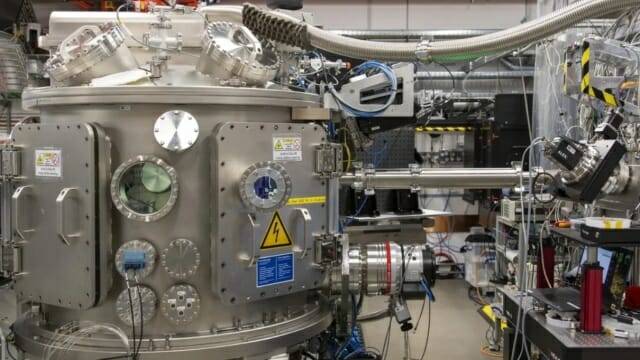 연구진은 세계 최대 규모의 X선 레이저 ‘유럽 XFEL’의 고에너지 밀도 장비를 사용해 실온에서도 고체 상태를 유지하는 ‘아이스21’을 발견했다. (출처=유럽 XFEL)