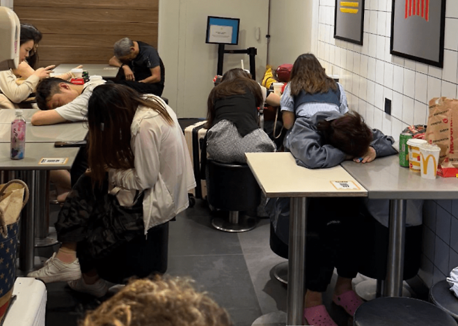 중국 젊은 세대 사이에서 '특수부대 여행'이 유행하고 있다. 이들은 호텔 숙박비를 아끼기 위해 24시간 운영하는 맥도날드에서 하룻밤을 묵는 등 극도의 효율성과 저비용을 추구한다. 스레드 캡처