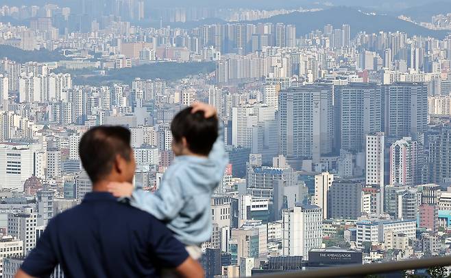 서울 전역과 경기 12곳을 규제 지역으로 지정한 10·15 부동산&nbsp;대책 이후 내집 마련과 투자 전망이 불투명해지고 있다. 지난 19일 서울 남산에서 바라본 아파트숲. /뉴스1