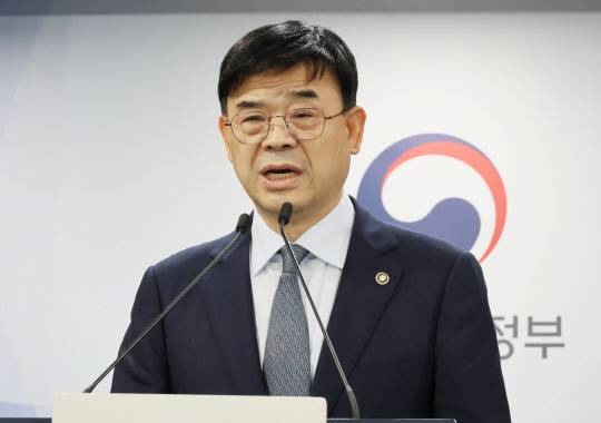 이상경 국토교통부 제1차관이 지난 21일 서울 종로구 정부서울청사에서 외국인 토지거래허가구역 지정과 관련해 브리핑하고 있다. 연합뉴스