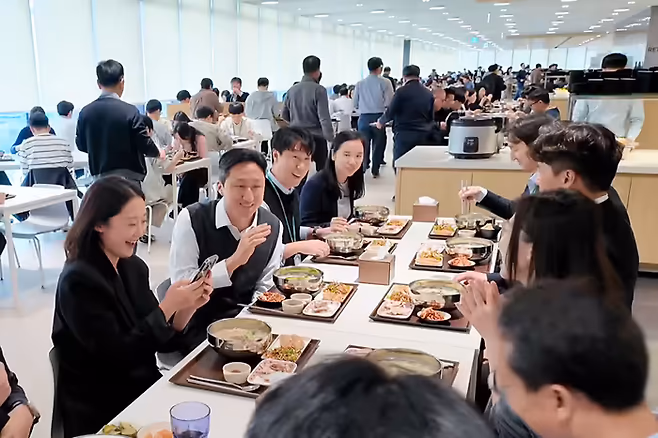 정기선 HD현대 회장이 취임 첫날인 20일 경기도 성남 HD현대글로벌R＆D센터(GRC) 구내식당에서 직원들과 점심을 먹으며 대화하고 있다. ⓒHD현대 인스타그램