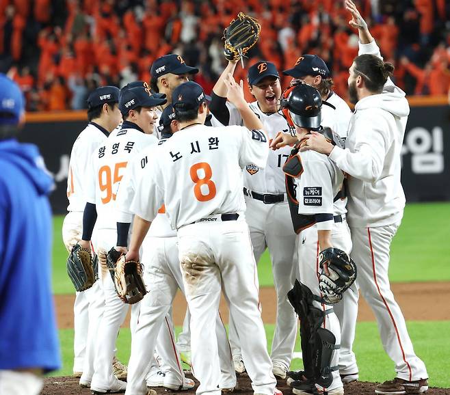 프로야구 한화 선수들이 24일 대전에서 열린 프로야구 플레이오프 최종 5차전에서 삼성을 11-2로 꺾고 시리즈 전적 3승 2패로 한국시리즈 진출을 확정지은 뒤 승리를 자축하고 있다. 한화는 26일부터 정규시즌 1위 LG를 상대로 한국시리즈(7전 4승제)를 치른다. 대전=뉴스1