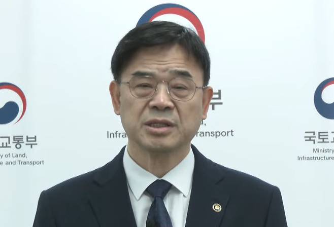 ‘갭투자’ 논란에 휩싸인 이상경 국토교통부 1차관이 23일 대국민 사과문을 발표하고 있다.  이 차관은 지난 19일 유튜브 채널 ‘부읽남TV’에 출연해 “돈 모아 집값 떨어지면 사라”는 취지의 발언을 했다. 그러나 이 차관 배우자가 지난해 전세를 끼고 아파트를 매입한 사실이 알려지면서 갭투자 의혹이 제기됐다. (사진=국토교통부 유튜브 캡쳐)