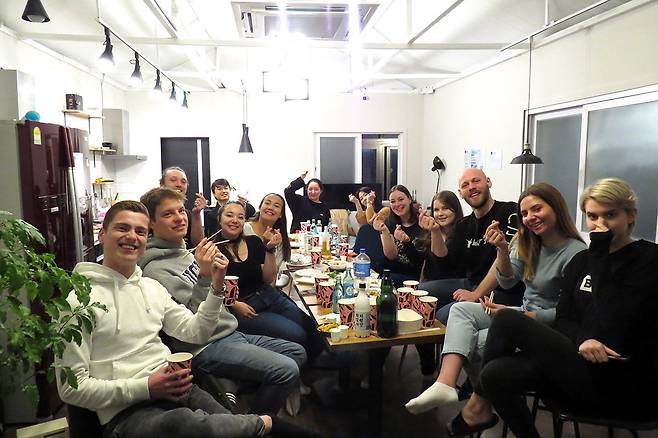 픽셀하우스 초창기 외국인 이용자들이 모여서 파티를 하는 모습. 로카101제공