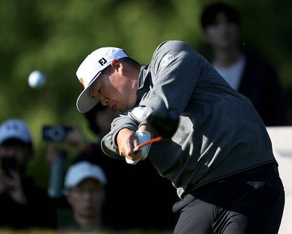 한국프로골프(KPGA) 투어와 DP월드투어(옛 유러피언투어)가 공동 주관하는 2025년 제네시스 챔피언십에 출전한 임성재 프로가 2라운드에서 경기하는 모습이다. 사진제공=KPGA (사진을 무단으로 사용하지 마십시오.)