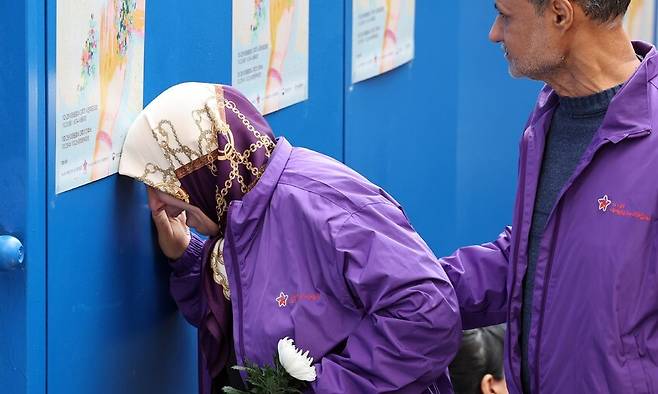 이태원 참사 3주기를 앞둔 25일 서울 용산구 이태원역 골목 참사 현장을 찾은 외국인 희생자 유가족이 오열하고 있다. 김태형 기자 xogud555@hani.co.kr