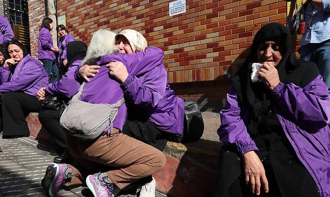 이태원 참사 3주기를 앞둔 25일 서울 용산구 이태원역 골목 참사 현장을 찾은 외국인 희생자 유가족이 오열하고 있다. 김태형 기자 xogud555@hani.co.kr