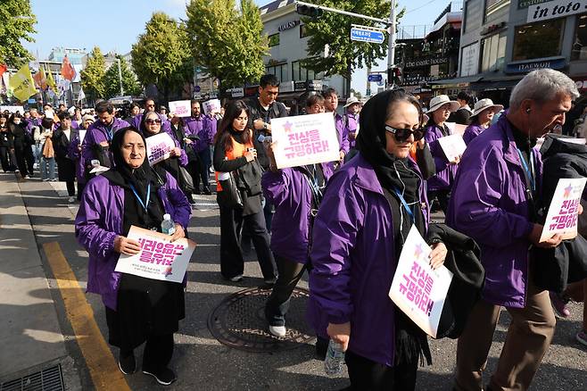 이태원 참사 3주기를 앞둔 25일 서울 용산구 이태원 거리에서 4대 종단 기도회를 마친 외국인 희생자 유가족 등 시민들이 참사 진상규명을 촉구하며 서울시청광장까지 행진하고 있다. 김태형 기자 xogud555@hani.co.kr