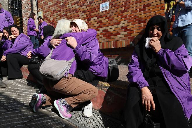 이태원 참사 3주기를 앞둔 25일 서울 용산구 이태원역 골목 참사 현장을 찾은 외국인 희생자 유가족이 오열하고 있다. 김태형 기자 xogud555@hani.co.kr