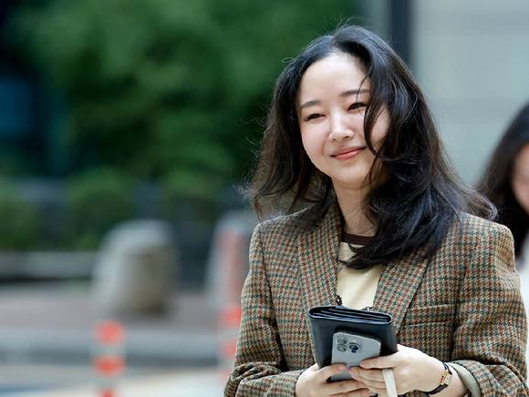 민희진 전 어도어 대표가 11일 서울 서초구 중앙지방법원에서 열린 하이브와의 주식 매매대금 청구 및 주주 간 계약 해지 확인 소송에 증인으로 출석하고 있다. [사진=연합뉴스]