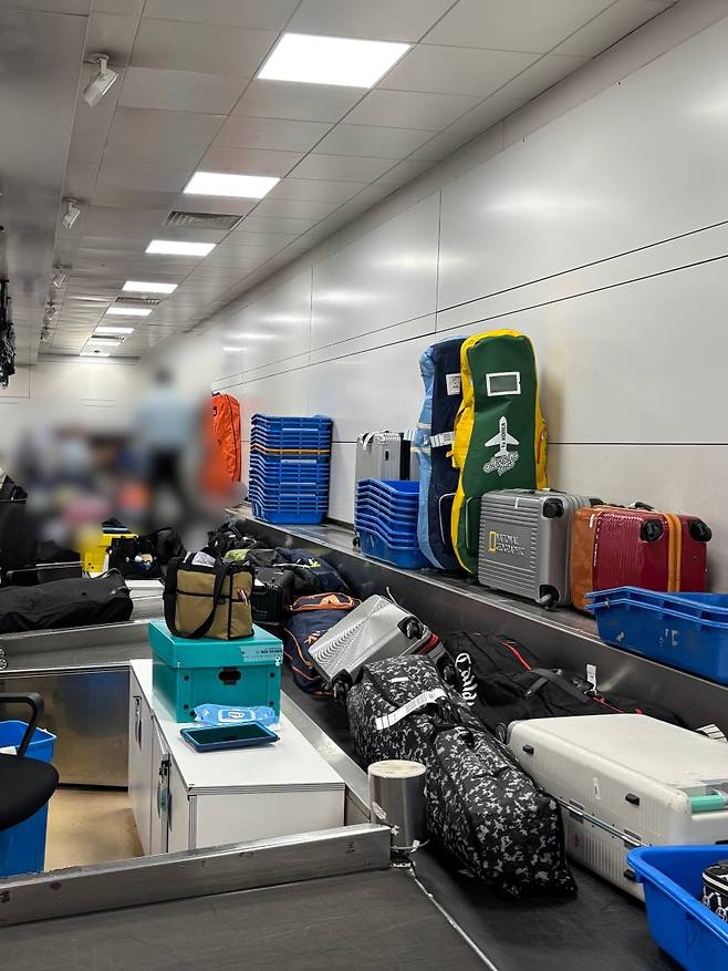 수하물 벨트가 멈춰 직원들이 직접 짐을 옮기고 있다. ‘스마트 공항’을 표방한 제주공항의 현실이다