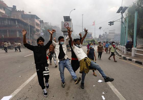지난달 9일 네팔에서 정권이 붕괴된 후 시위대가 축하하고 있는 모습. [로이터=연합뉴스]