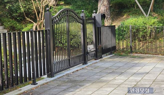 서울 강남구 개포동 한 아파트 단지에 펜스와 출입문이 세워져 있다. 사진=오세성 한경닷컴 기자