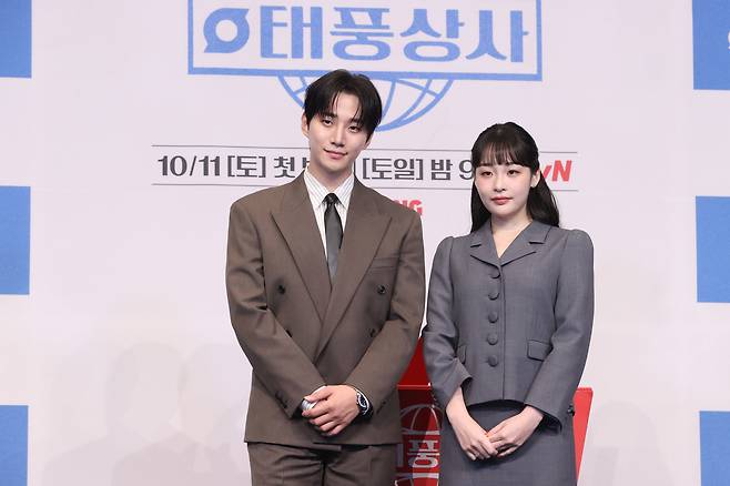 배우 이준호(왼쪽), 김민하가 지난 1일 서울 구로구 더링크호텔에서 열린 tvN 드라마 ‘태풍상사’ 제작발표회에서 포즈를 취하고 있다.  연합뉴스