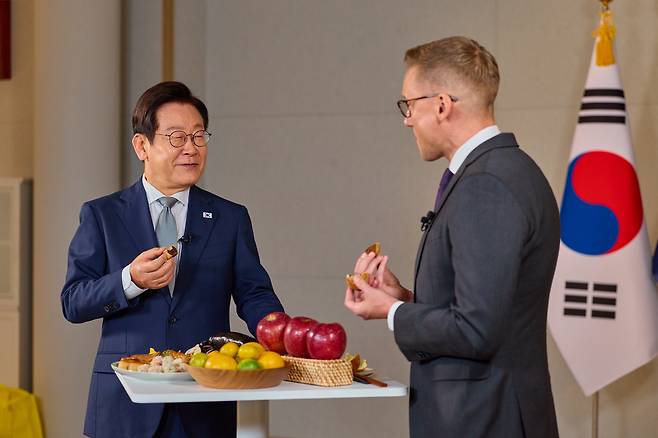 President Lee Jae Myung, left, talks during an interview with a reporter from CNN on Oct. 22. The photo was released by the Korean presidential office on Oct. 25. [PRESIDENTIAL OFFICE]