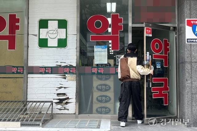 한 근로자가 인천 부평국가산업단지에 있는 약국에 들어가고 있다. 노재영기자