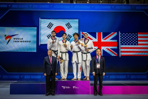 남자 87㎏초과급에서 금메달을 딴 강상현(시상대 왼쪽에서 두 번째). 사진[연합뉴스]