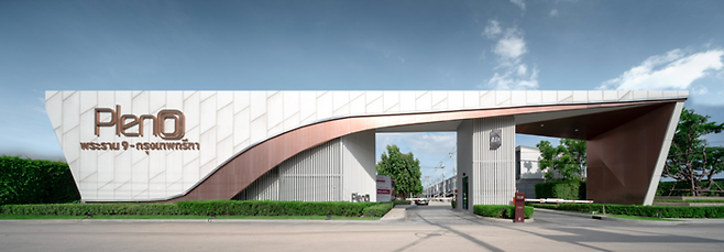 태국 방콕에 위치한 타운하우스 Pleno Rama 9 - Krungthep Kreetha의 거대한 문주. 커도 너무 크다. [사진 출처=AP Thai]