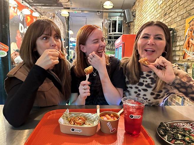 영국 런던에서 열린 비비고 팝업 스토어에서 현지인들이 K간편식을 먹고 있다. [CJ제일제당]