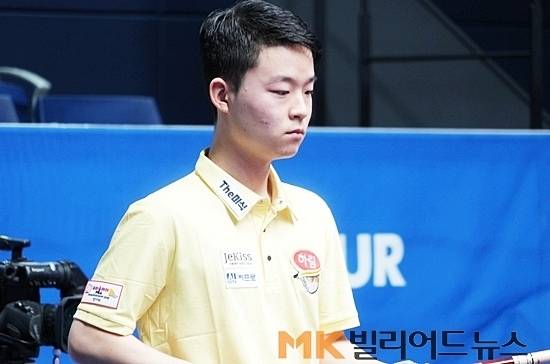 김영원이 휴온스배PBA챔피언십에서 128강전부터 32강전까지 세 경기 연속 2점대 애버리지를 기록하며 승승장구하고 있다. 개인 통산 처음으로 우승 트로피를 들어올렸던 지난시즌 퍼포먼스를 재연할지 주목된다. (사진=MK빌리어드뉴스 DB)