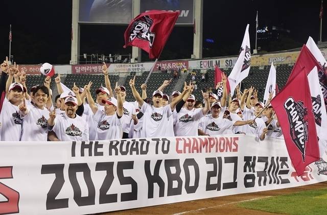 1일 정규리그 1위가 확정된 뒤 LG 선수단이 환호하고 있다. 사진=연합뉴스