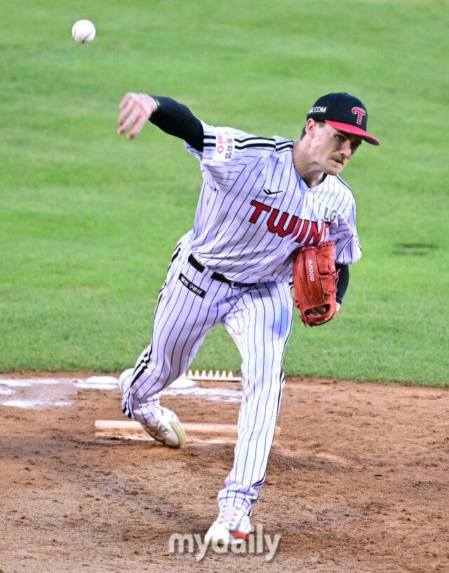 2025년 8월 30일 오후 서울 잠실구장에서 열린 '2025 신한 SOL뱅크 KBO 리그' 키움 히어로즈와 LG 트윈스의 경기. LG 선발투수 톨허스트가 역투하고 있다./마이데일리